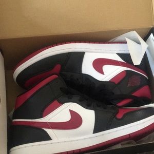 Air Jordan 1 Mid “Bred Toe”